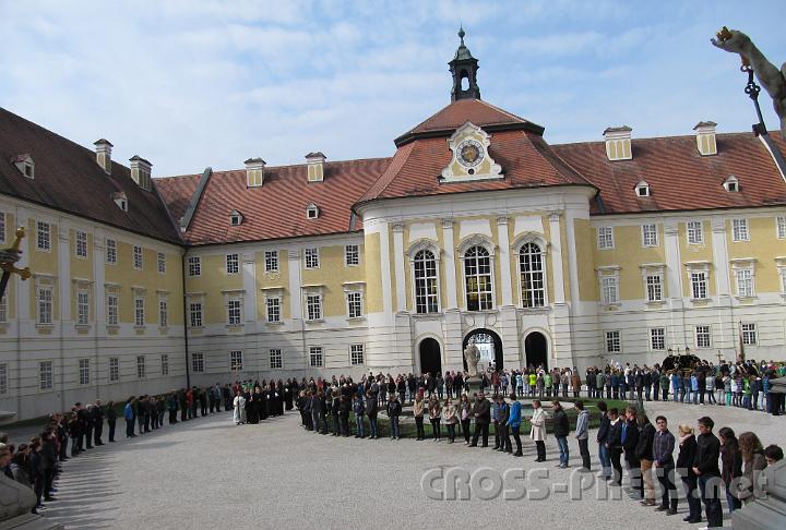 2012.04.13_15.13.41.jpg - Die Schüler des Stiftsgymnasiums bildeten für ihren ehem. Professor und Direktor P.Benedikt ein Ehrenspalier im Stiftshof.