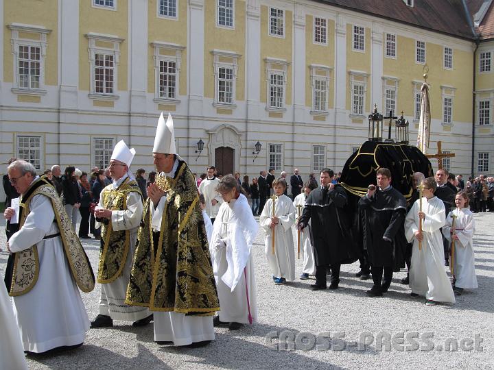 2012.04.13_15.15.23.jpg - Ehrengang mit Sarg P.Benedikts durch den Stiftshof.