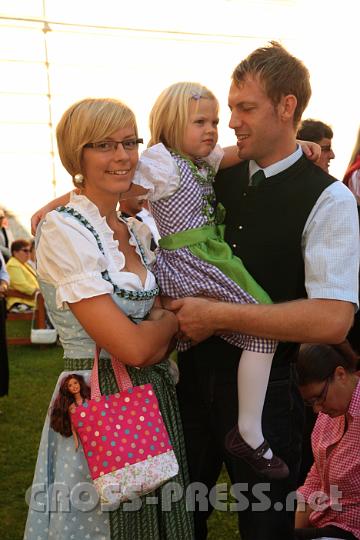 2012.08.15_10.19.23.jpg - Auch Lena mit Mama Evelyn und Papa Arnold sind in Tracht gekommen.