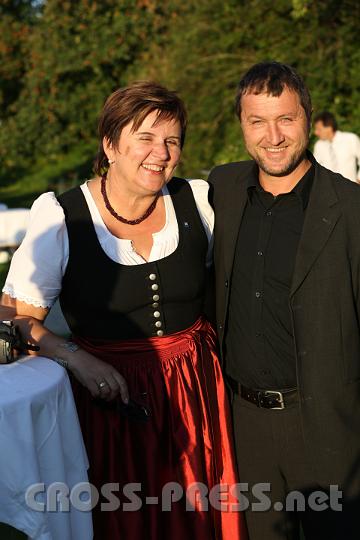 2012.09.16_18.18.10.jpg - LAbg. Michaela Hinterholzer ( Initiatorin der Jubiläumsausstellung, hier mit Peter Brandstetter vom Tourismusverband Moststraße) freute sich über die gute Zusammenarbeit mit dem Stift: Es ist ein Glücksmoment, gemeinsame Projekte mit dem Stift Seitenstetten umzusetzen! So wie die Ausstellung (Leben im Vierkanthof  wo Bauern und Mönche beten und arbeiten!) erfolgreich läuft, so werden wir auch zukünftig eine Reihe von Projekten gemeinsam angehen, die sowohl für das Mostviertel als auch für das Stift nachhaltig Frucht bringen werden. Ich danke im Namen aller Mostviertler für diesen Einsatz!