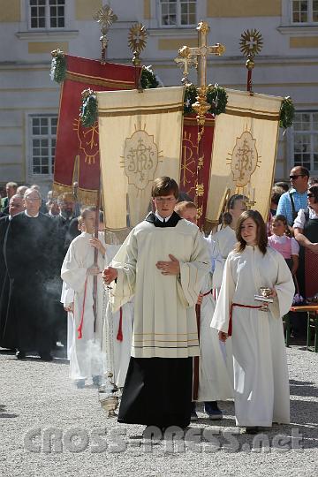 2012.09.16_14.03.37.jpg - Feierlicher Einzug in den Stiftshof