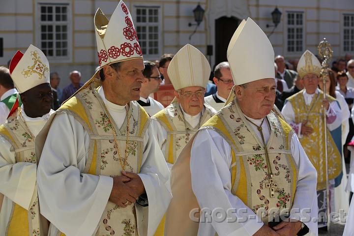 2012.09.16_14.05.05.jpg - Unter den Gästen waren auch drei Bischöfe: Bischof Philip A.S. Anyolo aus der Diözese Homa Bay in Kenia, Bischof em. Dr. Maximilian Aichern und Diözesanbischof DDr. Klaus Küng. Neben Abt Berthold im Vordergrund:  Propst KR Mag. Maximilian Fürnsinn, dessen Stift Herzogenburg heuer ebenfalls sein 900-jähriges Bestehen feiert.