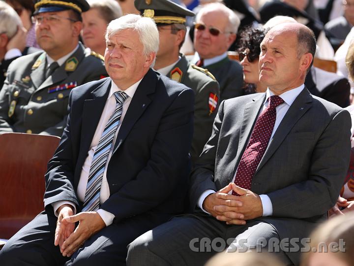 2012.09.16_14.13.06.jpg - Mag. Johann Heuras (2.Landtagspräsident) und Mag.Wolfgang Sobotka (Landeshauptmannstellvertreter) verfolgen aufmerksam die Worte von P. Michael Prinz.