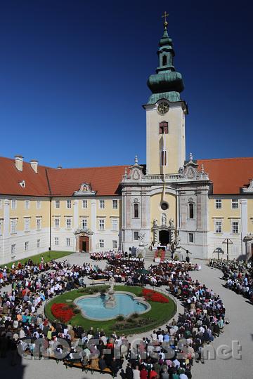 2012.09.16_14.36.19.jpg - Blick über den Stiftshof. "Wenn Seitenstetten feiert, scheint die Sonne."