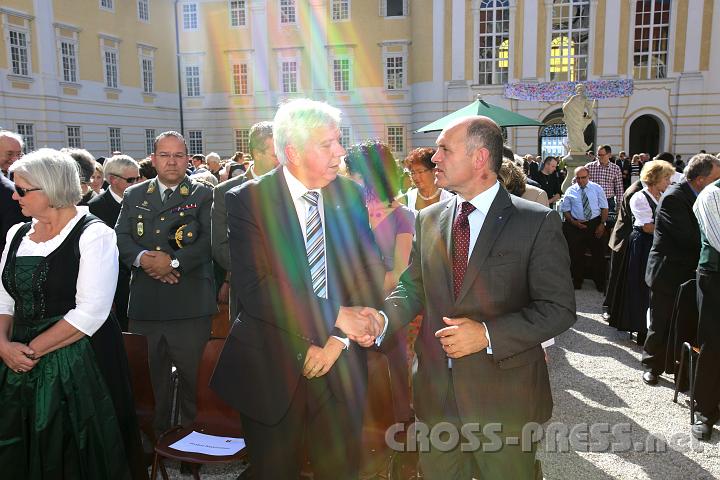 2012.09.16_15.04.36.jpg - Friedensgruß unter den Strahlen der Nachmittagssonne: Hans Heuras und Wolfgang Sobotka.