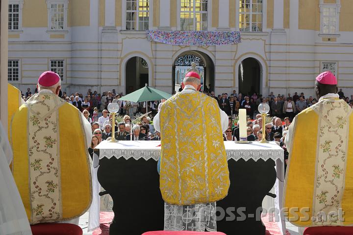 2012.09.16_15.21.04.jpg - 3 Bischöfe: Maximilian Aichern, Klaus Küng und Philip Anyolo.