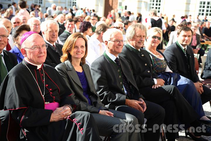 2012.09.16_15.36.03.jpg - Bischof Küng, Bezirkshauptfrau Martina Gerersdorfer, Bürgermeister Franz Deinhofer, Vizebürgermeister Otto Sagmeister mit Gattin und LAbg. Andreas Pum folgen der Ansprache von Abt Berthold Heigl.