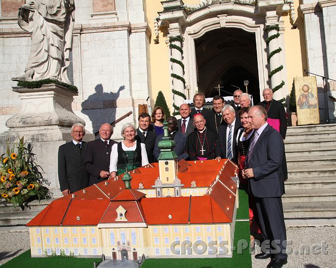 2012.09.16_16.28.45.jpg - Die Ehrengäste der offiziellen Feier "900 Jahre Stift Seitenstetten" mit einem Modell des Stiftes, v.l.n.r.:Bgm. Franz Deinhofer, die Landtagsabgeordneten Karl Donabauer,Gabi Binder-Mayer und Andreas Pum, Bezirkshauptfrau Martina Gerersdorfer, die Bischöfe Philip Anyolo und Klaus Küng, Landeshauptmannstellvertreter Wolfgang Sobotka, Vizebürgermeister Otto Sagmeister, Hausherr Abt Berthold Heigl, 2. Landtagspräsident Johann Heuras, Pfarrer P.Michael Prinz, LAbg. Michaela Hinterholzer, Bischof emerit. Maximilian Aichern und LAbg. Günter Kössl.