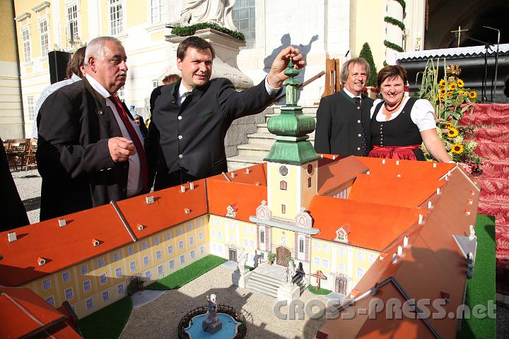 2012.09.16_16.30.20.jpg - Andreas Pum inspiziert das Kreuz, das von Heinrich Höfler persönlich in seiner Schmiede hergestellt wurde. Dahinter voller Stolz: Vizebürgermeister Sagmeister und Michaela Hinterholzer.