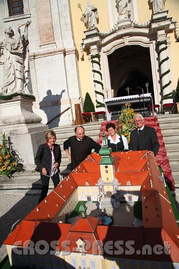2012.09.16_16.32.14.jpg - Katharina Latschenberger, P.Stefan Gruber (Pfarrer in Biberbach) und das Ehepaar Deinhofer mit dem in Teamarbeit entstandenen Stiftsmodell.