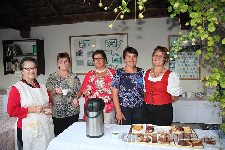 2012.09.16_18.50.09.jpg - Die fleißigen Damen vom Kuchenbuffet.