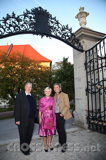 2012.09.16_18.57.27.jpg - Auf dem Heimweg nach einem gelungenen Fest: Pfarrer Karl Schlögelhofer aus Stadt Haag mit Bekannten.