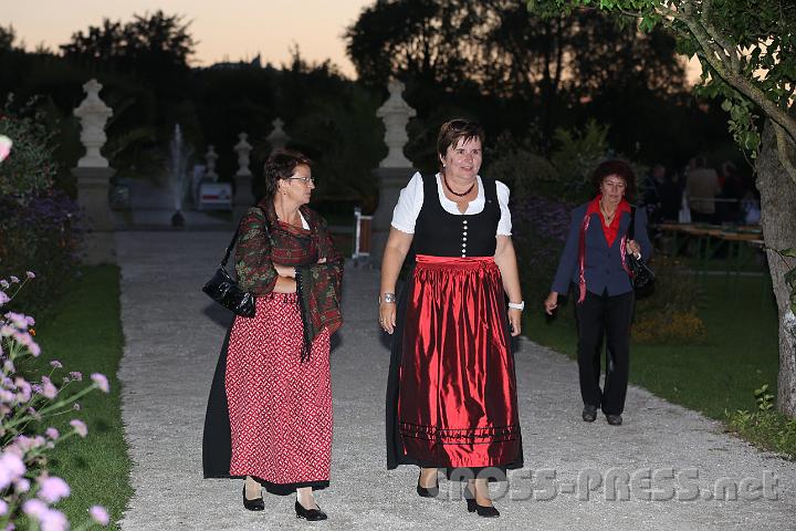 2012.09.16_19.23.25_01.jpg - Frauen unter sich: die Gattin des Aschbacher Bürgermeisters Franz Kirchweger beim abendlichen Spaziergang mit LAbg. Michaela Hinterholzer.