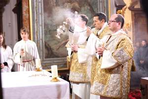 2012.12.25_10.51.11 Weihräuchern rund um den Altar: Abt Berthold, P.Dominik und Pater Vitus.