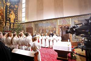 Pontifikales HochAmt am Christtag mit live ORF/ZDF Übertragung Die Kamera fängt alles ein: Zelebranten, Ministranten, Weihnachtsstimmung...