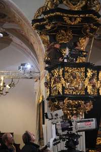 Pontifikales HochAmt am Christtag mit live ORF/ZDF Übertragung Zwei Kameras übereinander: ein Engel überwacht die obere.