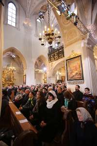 Pontifikales HochAmt am Christtag mit live ORF/ZDF Übertragung Durchblick von einem Seitenschiff zum anderen - das ist bei 