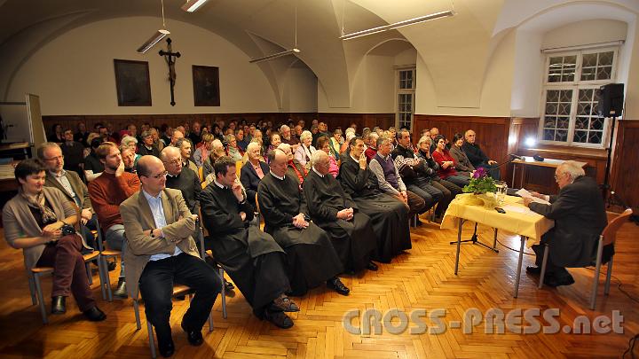 2013.01.29_19.36.03.jpg - Weihbischof DDr. Helmut Krätzl hielt den Vortrag "Für eine Kirche, die den Menschen dient" im vollbesetzten Benediktussaal im Stift Seitenstetten.