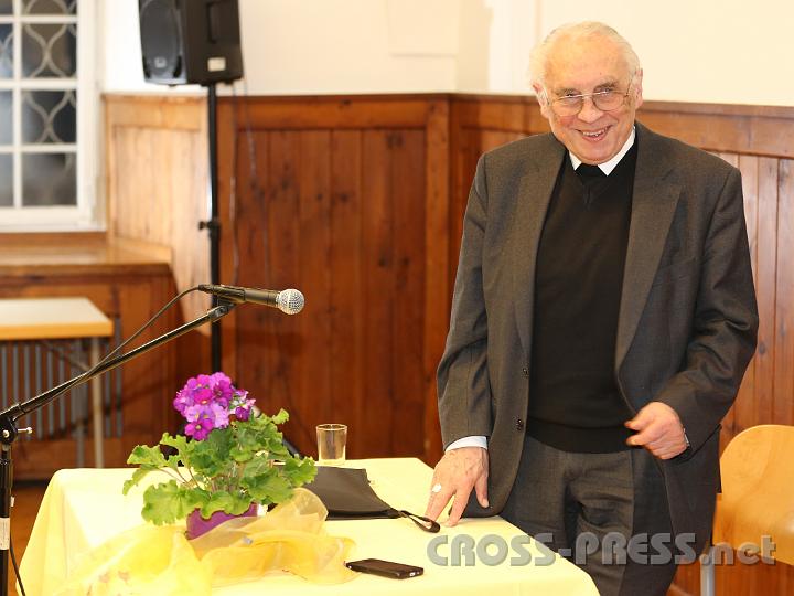 2013.01.29_21.15.08.jpg - Weihbischof Helmut Krätzl nach seinem Vortrag "Für eine Kirche, die den Menschen dient".   Er schrieb einen gleichnamigen Buch, beim Vortrag grief aber hautpsächlich auf sein Buch "Das Konzil - ein Sprung  vorwärts" zurück.