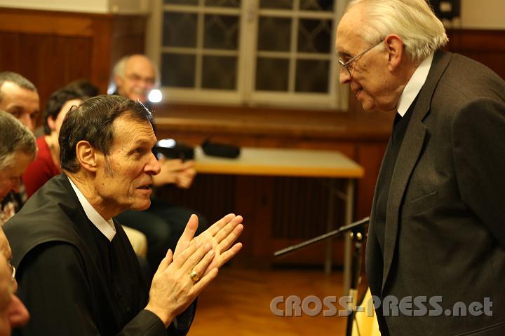 2013.01.29_21.16.51.jpg - Abt Berthold Heigl im Gespräch mit Altweihbischof Helmut Krätzl.