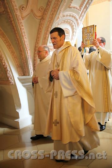 2013.03.21_09.47.59.jpg - Feierlicher Einzug des emeritierten (vorne: P.Berthold Heigl) und des neuen Abtes (P.Petrus Pilsinger) beim Pontifikalhochamt anlässlich des Benediktusfestes.