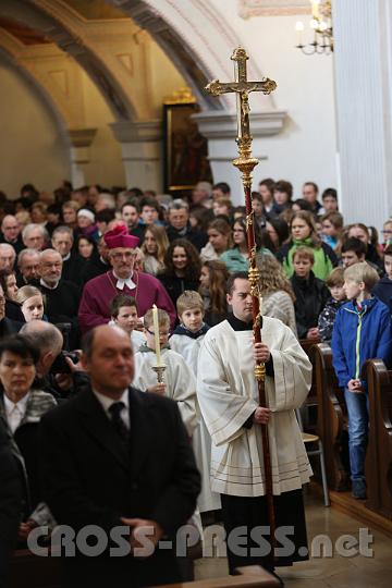 2013.03.21_09.48.06.jpg - Beim Einzug: der Propst von St. Florian, Johann Holzinger, an der Spitze der Äbte, Mönche und sogar eines afrikanischen Bischofs aus Ghana.