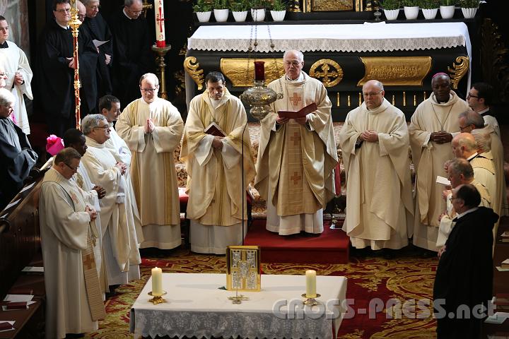 2013.03.21_09.55.18_01.jpg - Konvent und Gäste - versammelt um den Tisch des Herrn.