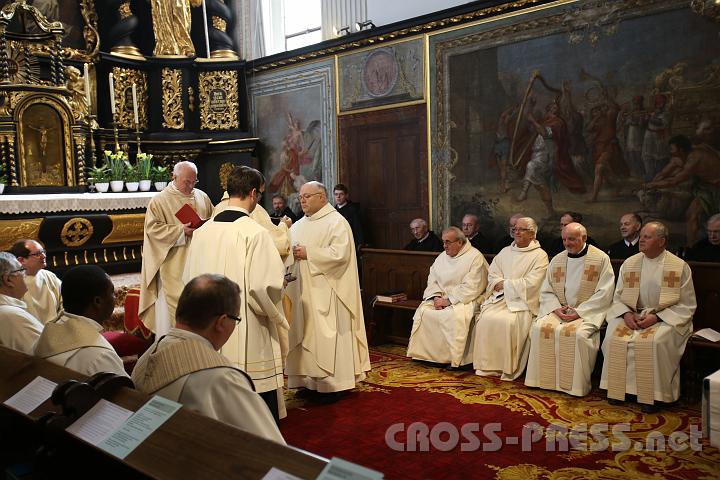 2013.03.21_10.18.14.jpg - Abt Berthold bei der Übergabe der Amtsinsignien (hier: Kette mit Pektorale) an seinen Nachfolger Abt Petrus.