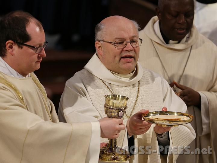 2013.03.21_10.44.10_c.jpg - Diakon Vitus und Abt Petrus bei der Doxologie.