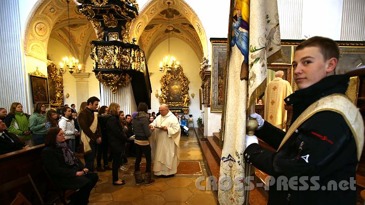 2013.03.21_10.57.16.jpg - Abt Petrus teilt Kommunion aus.