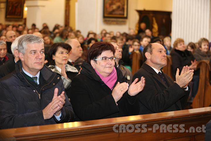 2013.03.21_11.29.53.jpg - Die Landtagsabgeordneten Anton Kasser und Michaela Hinterholzer sowie Landeshauptmannstellvertreter Wolfgang Sobotka applaudieren den beiden Äbten.