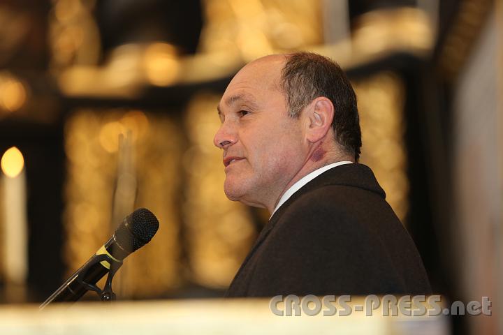 2013.03.21_11.32.37.jpg - LH-Stv. Wolfgang Sobotka überbrachte Abt Berthold den besonderen Dank des Landes Niederösterreich und wünschte Abt Petrus viel Kraft und alles Gute.