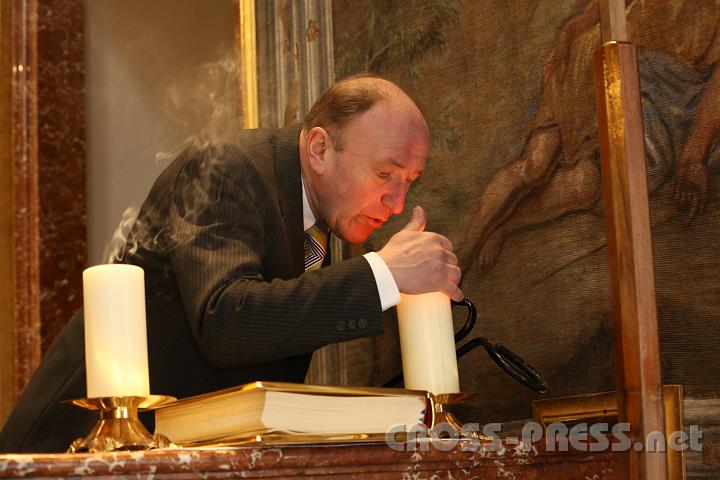 2013.03.21_12.21.22_01.jpg - La messa è finita, jetzt ist der Herr Mesner am Werk. Und aus.  :)