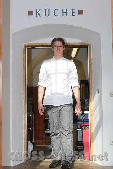 2013.03.21_15.11.24.jpg - Koch Florian Bucar vom Stiftsmeierhof Seitenstetten und sein Team verwöhnten mit einem bodenständigen Festtagsmenü: Bärlauchcremesuppe, Kalbsbraten mit Erdäpfel-Pilzroulade und weißer Kaffeecreme mit Weichseln.