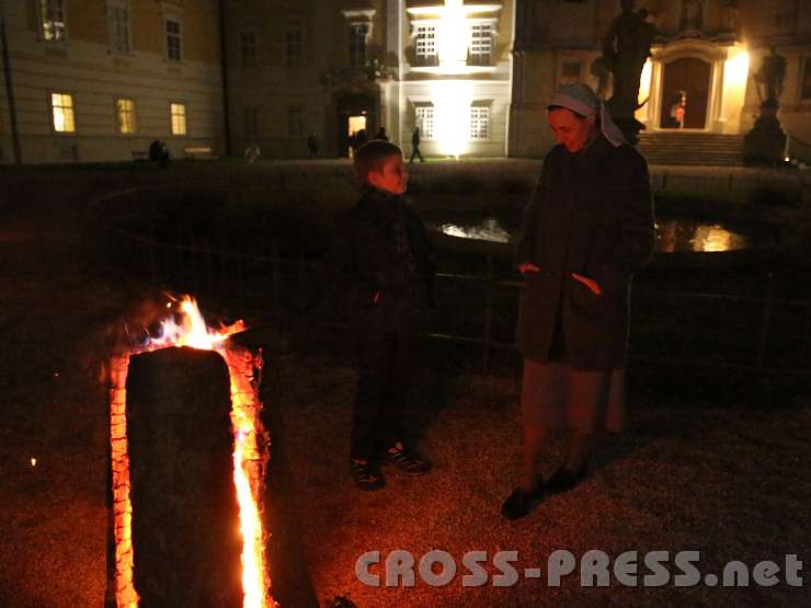 2013.10.31_20.52.49.jpg - Licht und Wärme spendeten glühende Baumstümpfe im Stiftshof.