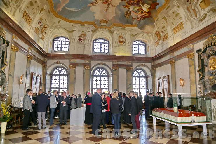 2014.03.21_11.48.46_01.jpg - Empfang im Marmorsaal des Stiftes.