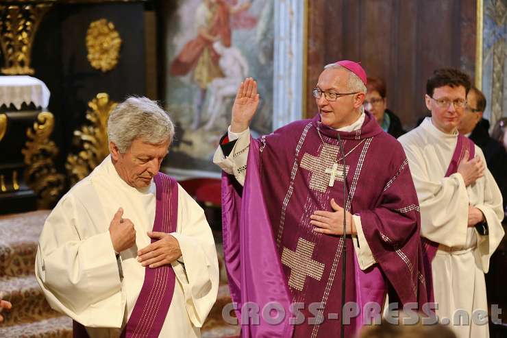 2014.03.23_11.15.54_01.jpg - Beim Schluss-Segen: Mag. Friedrich Schuhböck (Caritasdirektor der Diözese St. Pölten), Weihbischof Dr. Anton Leichtfried und P. Dominik Riegler.