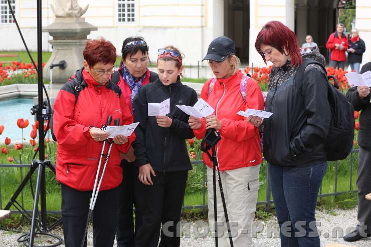 2014.05.04_10.03.59.jpg - Singende Pilger.