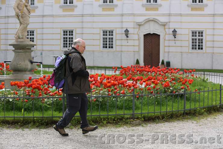 2014.05.04_10.09.57_02.jpg - Abt Petrus beginnt die Wallfahrt im Laufschritt.  :)