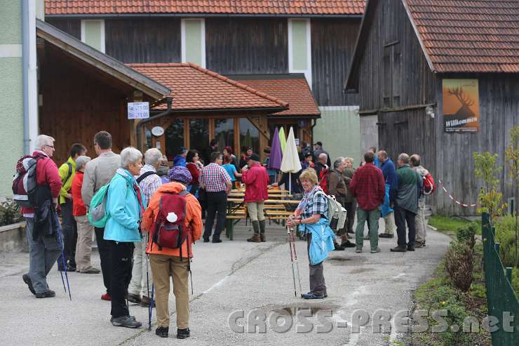 2014.05.04_10.57.55.jpg - Im Hof beim Mostheurigen Kronawetter.