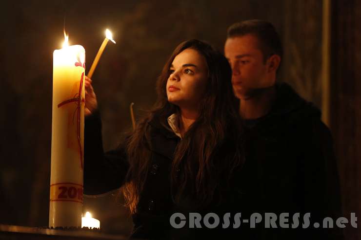 2015.10.31_20.47.41.JPG - Entzündet an der Osterkerze, wurde das Licht an alle Besucher weitergegeben.