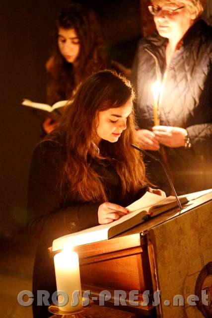 2015.10.31_20.54.00.JPG - Die Friedensgebete wurden anschließend auf Deutsch vorgelesen.