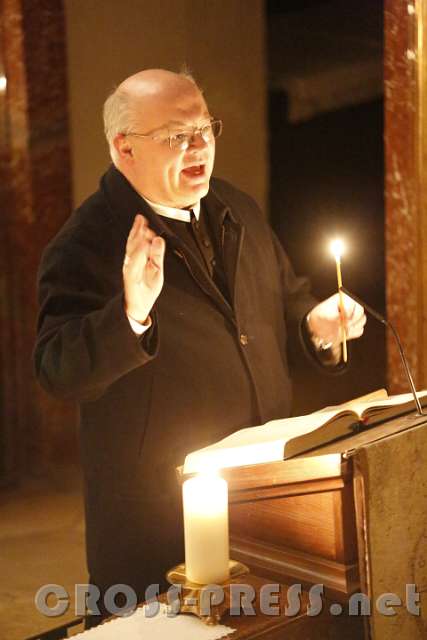 2015.10.31_21.03.32.JPG - Schluss-Segen von Abt Petrus Pilsinger.