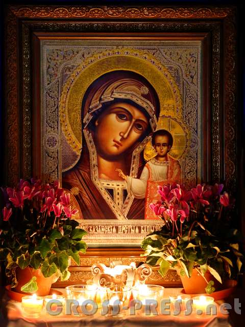 2015.10.31_21.24.25_r.JPG - Die wundserschöne Ikone der Muttergottes von Kazan wurde in der Ritter-Kapelle ausgestellt.