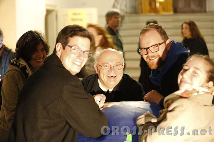 2015.10.31_21.30.06_04.JPG - Mit vereinten Kräften wird der aufgeblasenen Erde die Luft ausgelassen ...