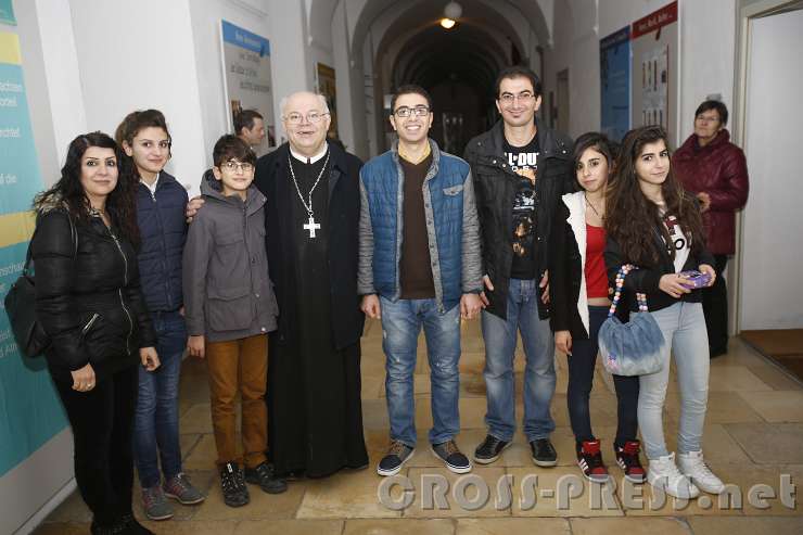 2015.10.31_21.38.14_55.JPG - Abt Petrus mit Flüchtlingen aus dem Irak und Syrien.