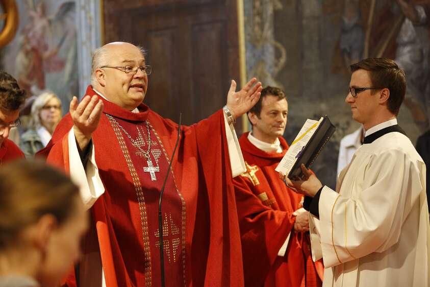 DekanatsFirmung Seitenstetten 2016 Abt Petrus Pilsinger eröffnet den Gottesdienst.