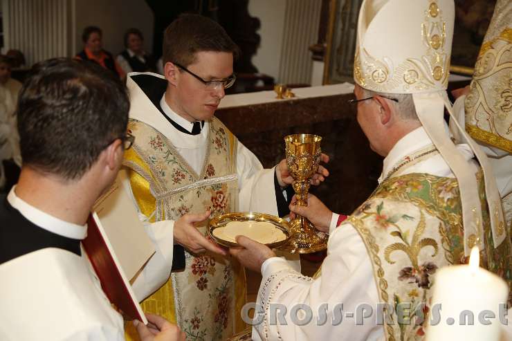 2016.07.03_15.51.34.JPG - Überreichen von Kelch und Patene