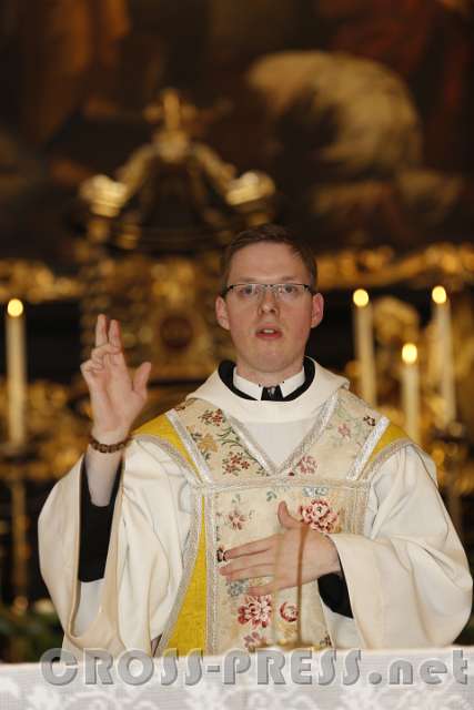 2016.07.03_16.30.27.JPG - Abschluss-Segen von Neupriester P.Matthäus Kern.