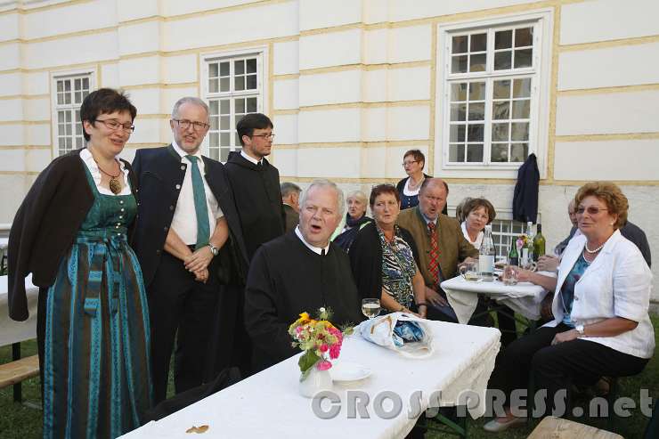2016.07.03_18.11.30.JPG - Der Chor singt noch ein Ständchen für P. Matthäus.
